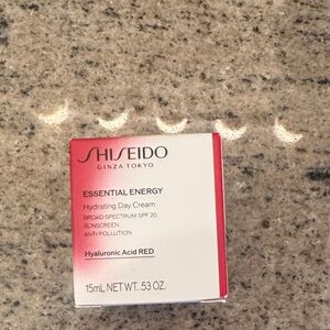 Shiseido Essential Energy Hydrating Day Cream - Red and White